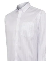 Camisa de manga larga RKF con estampado de cuadros finos en tono azul sobre fondo blanco. Presenta cuello americano con botones, cierre frontal abotonado y bolsillo en el pecho con el logo de la marca bordado.