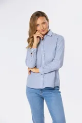 Camisa de manga larga con cuello clásico y corte recto, a rayas verticales rosas y blancas.