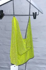 Top de fiesta color verde flúor con espalda descubierta y tirantes plateados.
