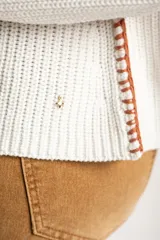 Sweater de punto de algodón con diseño oversize, cuello redondo y mangas largas. Presenta un detalle de costura lateral en color contrastante.