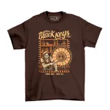 Remera de algodón color marrón con estampa frontal gráfica que presenta un esqueleto girando una rueda de la fortuna, con el logo de la banda The Black Keys y la leyenda Akron, Ohio - Since 2001.