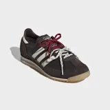 Championes Adidas SL 72 OG, color marrón con las emblemáticas tres tiras y detalles en blanco, suela de caucho y doble juego de cordones en tonos bordó y blanco estampado.