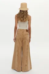 Jean wide leg de tiro medio, color camel, con calce relajado y amplias botamangas.