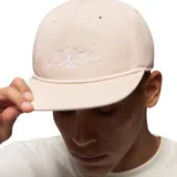 Gorra Jordan Flight Pro de cinco paneles color beige, con diseño sin estructura y bordado frontal con el texto "Flight" y el logotipo Jumpman en color blanco.