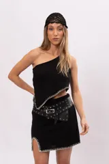 Minifalda negra tejida en algodón, con pespuntes en color crudo.