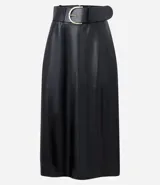Pollera midi de corte recto y amplio, confeccionada en poliuretano con acabado que imita el cuero. Presenta un diseño de tiro alto con cinturón incluido que cuenta con hebilla metálica.