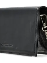 Cartera de mano rígida color negro charol con cadena plateada removible.