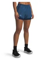 Short deportivo 2 en 1 Under Armour, compuesto por un pantalón corto exterior ligero de color azul y una calza de compresión integrada de color azul oscuro. Cuenta con cintura elástica con cordón, paneles de malla para ventilación y bolsillo lateral con cierre.