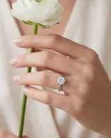 Anillo solitario de acero con piedra circonia central de corte redondo engarzada con seis puntas.
