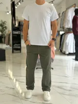 Pantalón de gabardina de corte chino en color azul marino, de diseño clásico y versátil.