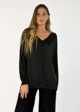 Blusa de satén con cuello en V, manga larga y corte holgado.