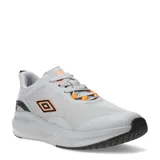 Championes Umbro de hombre, color gris claro con detalles en naranja y negro. Presentan capellada de mesh respirable con refuerzos sintéticos, logo de Umbro en el lateral y suela de EVA con base de goma.