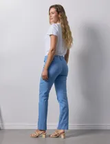 Pantalón largo de gabardina elastizada color celeste, marca Zac & Rachel. Tiene pretina con pasadores, botón y cierre. Delantera con tres bolsillos y trasera con bolsillos ojal.