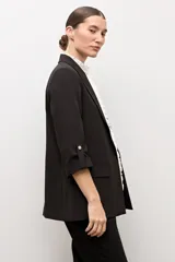 Blazer recto color topo de manga larga con solapas clásicas y bolsillos con solapa en el frente.
