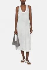 Vestido midi gris de corte recto y sin mangas, con escote redondo y detalles de ribetes blancos en cuello y sisas.