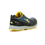 Championes de seguridad Diadora modelo Utility, en combinación de colores gris oscuro, azul y detalles en amarillo. Presentan un diseño robusto con puntera reforzada, cordones claros y suela de goma antideslizante con entresuela gris.