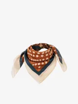 Pañuelo cuadrado confeccionado en mezcla de algodón y seda. Presenta un diseño de lunares blancos sobre fondo bordó, con un borde interior azul y un borde exterior beige.