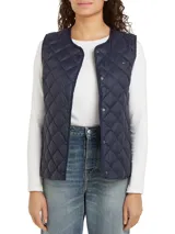 Chaleco azul marino acolchado con relleno de plumón, sin cuello y cierre a presión. Cuenta con el logo de Tommy Hilfiger bordado en el pecho.