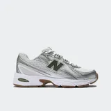Championes New Balance 740, color blanco con detalles en verde y plateado.