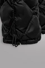 Pantalón de esquí acolchado con diseño de rombos, color negro. Presenta cintura elástica con cierre de botón a presión, bolsillos laterales con cremallera y bajos ajustables con cordón elástico.