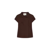 Remera polo marrón de manga corta, con cuello camisero, cierre frontal y diseño entallado con costuras decorativas.