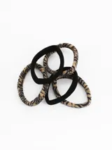 Pack de cinco coleros elásticos para el cabello, con diseño combinado en colores negro liso y estampado animal print.