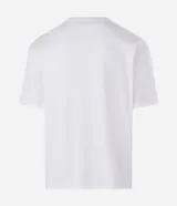 Remera de corte boxy confeccionada en algodón, con cuello redondo y manga corta. Presenta una estampa frontal con diseño artístico abstracto en tonos azules y marrones sobre un fondo claro.