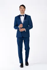 Ambo de fiesta Florenzi modelo Cezzari, corte slim fit. Incluye chaqueta con solapas en punta con detalle de raso al tono, cierre de dos botones y bolsillos de doble vivo. Pantalón de vestir a juego con bolsillos de doble vivo.