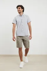 Bermuda cargo color verde militar, con seis bolsillos y confeccionada en tejido de algodón con elastano.