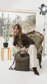 Cartera convertible en mochila de diseño versátil, color tostado, con textura granulada. Cuenta con un bolsillo frontal con cierre, compartimento principal espacioso y correas ajustables para llevar al hombro o como mochila.