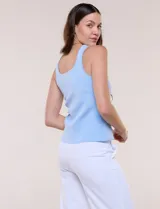 Blusa celeste de tejido de punto con escote cuadrado y botones dorados con forma de estrella de mar en el frente.
