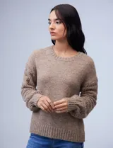 Buzo de lana color gris con mangas caladas.