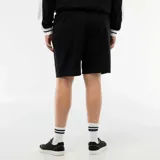 Bermuda de piqué de algodón color negro, con bolsillos laterales y calce cómodo.