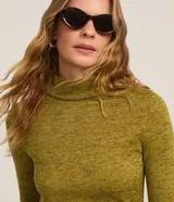Blusa de manga larga de tejido melange en tono verde oliva, con cuello alto y calce ajustado.