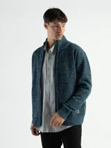 Campera de punto con cierre frontal, cuello alto y forro interno. Presenta un diseño texturizado en tono azul jaspeado con puños y ruedo acanalados.