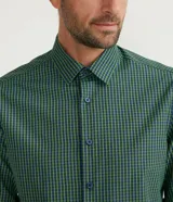 Camisa de vestir de hombre, corte slim fit, con cuello camisero y abotonadura frontal. Estampado de mini cuadros en tonos verde y azul.