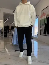 Pantalón de jogging negro de corte recto con bolsillos laterales y cintura elástica.