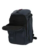 Mochila RKF de diseño técnico en color azul marino, confeccionada en poliéster reciclado repelente al agua. Presenta un compartimento principal con cierre, logo de la marca estampado verticalmente en el frente y detalle de cordón decorativo con mosquetón.