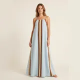 Vestido maxi de corte holgado, con diseño de rayas verticales anchas en tonos celeste, marrón y tostado, y tirantes finos.