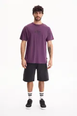 Remera de manga corta color violeta, con diseño semi boxy y estampa en la espalda con tres estrellas y la palabra "Infinity".