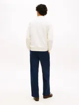 Buzo Tommy Hilfiger de cuello redondo en color blanco, con logo bordado en el pecho.