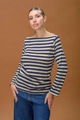 Sweater de tejido de punto con diseño de rayas horizontales en azul marino y beige, de corte recto, escote bote y mangas largas.