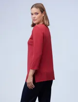 Blusa blanca de tejido elastizado marca Ruby Rd. Tiene escote redondo con aplique metálico y mangas 3/4.