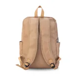 Mochila de gran capacidad color beige, confeccionada en nylon. Cuenta con múltiples compartimentos frontales con cierre y hebillas ajustables, bolsillos laterales y correas acolchadas para mayor comodidad.