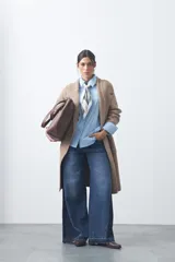 Cardigan de tejido de punto gris, con silueta larga, frente abierto, solapas clásicas y bolsillos aplicados en los laterales.