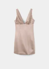 Vestido corto de fiesta confeccionado en tejido satinado con efecto arrugado. Presenta un diseño entallado sin mangas, con escote en pico, tirantes anchos y un detalle de adorno con lentejuelas y cuentas de cristal en la parte superior. Incluye forro interior y cierre de cremallera en la parte posterior.