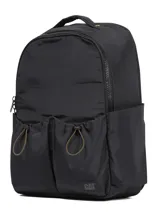 Mochila urbana Cat modelo Virginia, color negro, confeccionada en tejido ligero repelente al agua. Cuenta con compartimento principal con cierre, compartimento independiente para laptop de 15 pulgadas en el panel trasero, bolsillos frontales con cierre de cordón ajustable y asa superior.