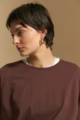 Remera de manga larga con calce relajado y cuello redondo, confeccionada en algodón de color blanco.