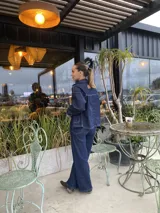 Chaqueta de jean azul oscuro con costuras blancas y lycra.