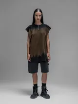 Musculosa oversize con efecto de lavado oxidado, confeccionada en algodón premium. Presenta un diseño sin mangas con costuras marcadas y un acabado desgastado en tonos oscuros.